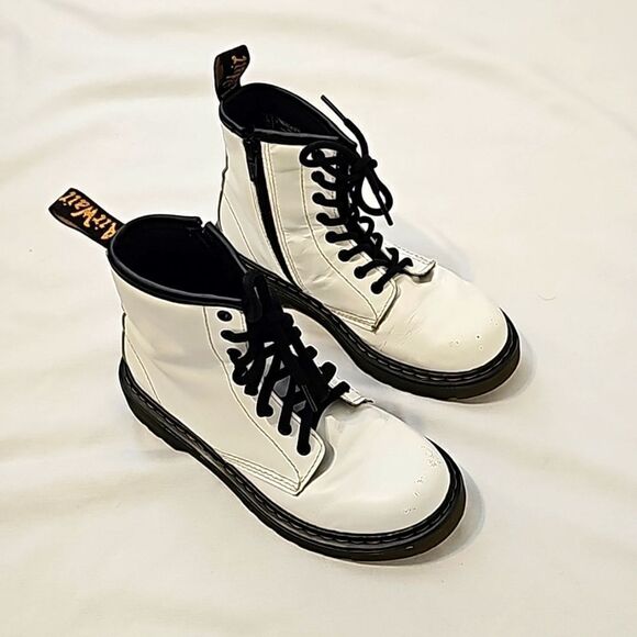 GIRLS Dr. Martens 1460 Boot White Leather size 2 - Picture 1 of 7